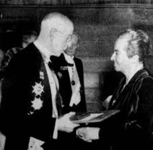 Gabriela Mistral gana el Premio Nobel de Literatura.