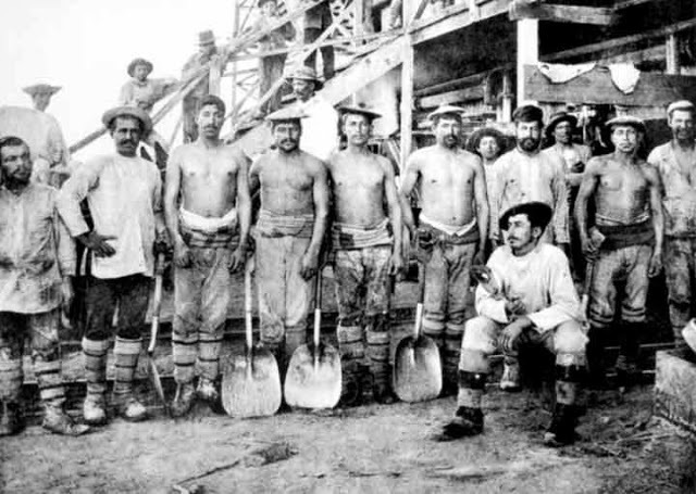 Paro y matanza a trabajadores del salitre, 10 mil obreros se reunian en la escuela ''Sta,Maria de Iquique''