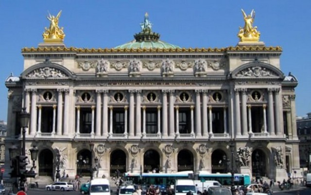 Se inaugura el edificio de la ópera en Paris.