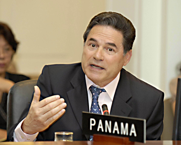 Presidente de Panamá renuncia a su cargo