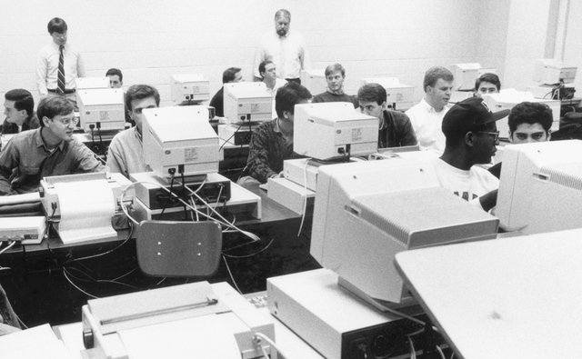 Comercial use of computers becomes commonplace