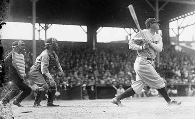 Babe Ruth sets home run record