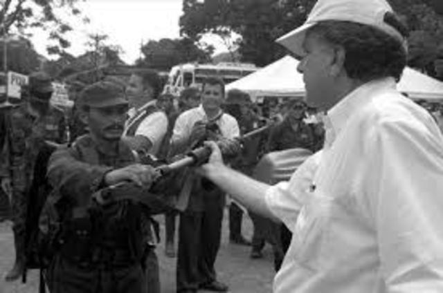 Suscripción de la Declaración contra la Violencia por la Paz y la Democracia.