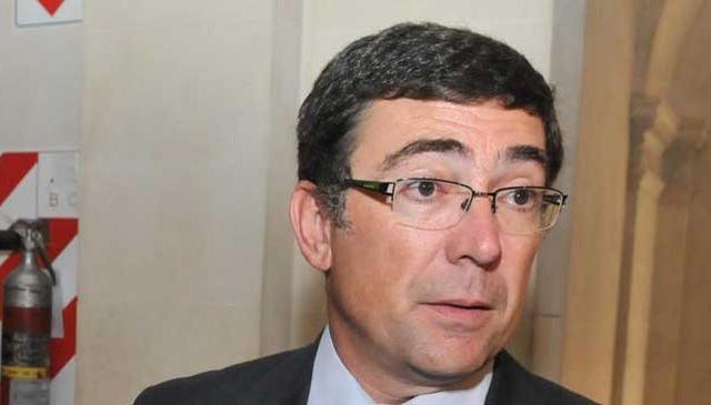 Javier Di Santo se da cuenta de que no tiene las huellas de Nora