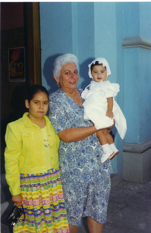 en mi bautizo con mi abuela y mi prima Pamela