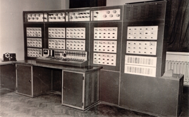 Первая троичная ЭВМ