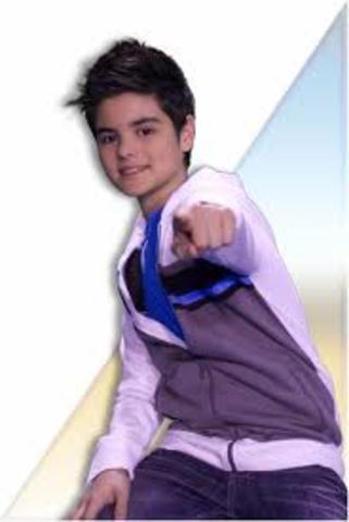 Als 8 anys comença a tocar el piano.