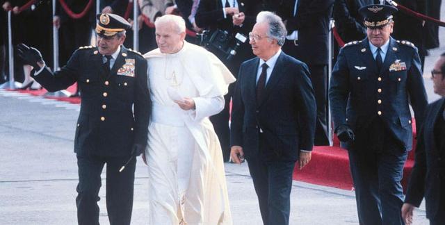 Llega a Colombia el Papa Juan Pablo II