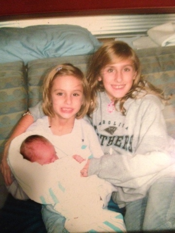 Mi hermano nació en Pineville, North Carolina