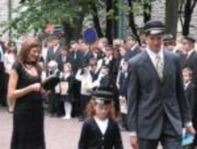 Võeti kasutusele must-kuldne koolimüts