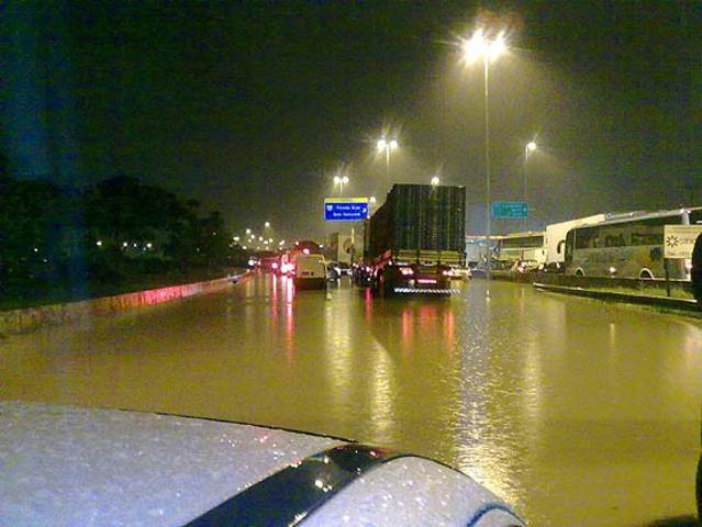 Rio Tiête transborda