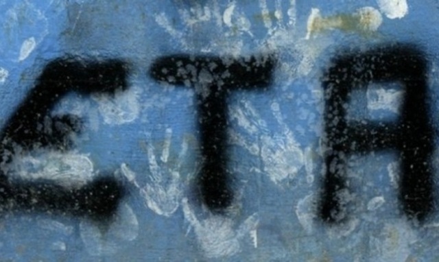 ETA se divide en militares (enfrentamiento armado) y político militares