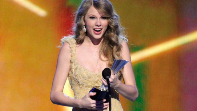 Taylor is a CMA winner - She wins her 2nd Entertainer of the Year Award