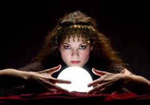 Eragon has his fortune told in Teirm