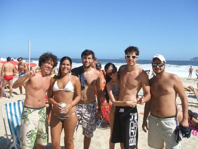 Até hoje gosto de me divertir na praia com os meus amigos!