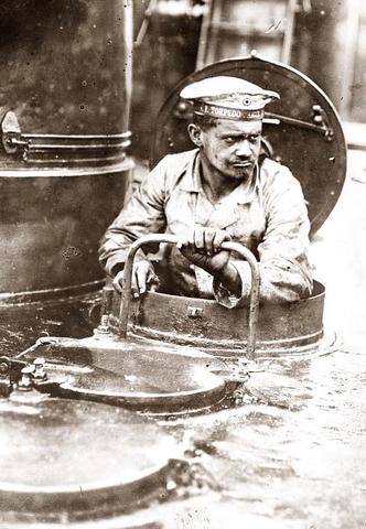 Germany renounces submarine policy