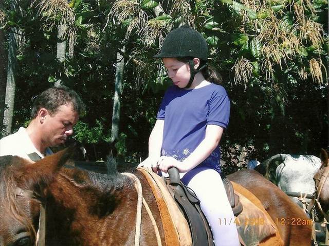 Maria andando de cavalo sozinha