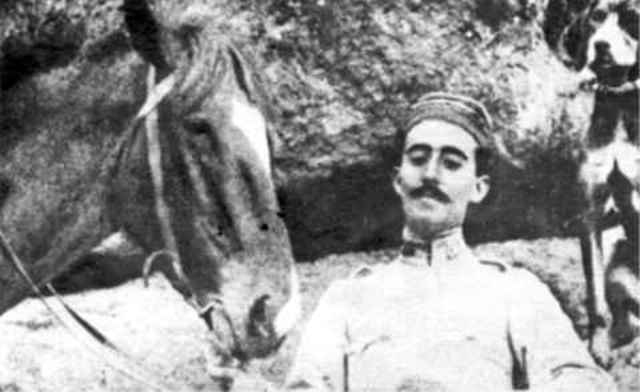 Franco recibe el grado de segundo teniente