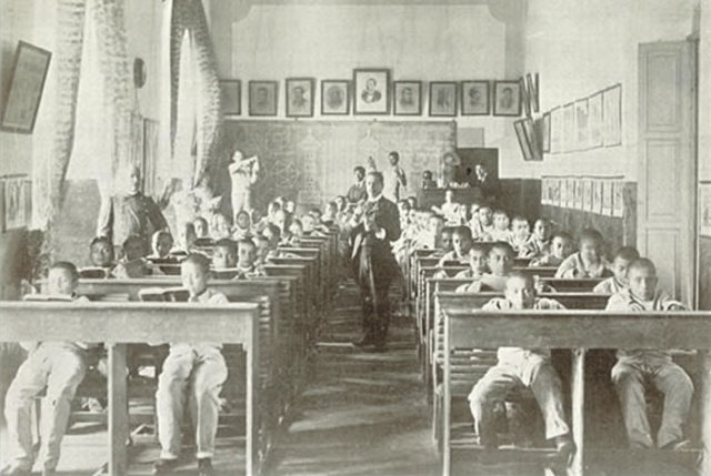 SE DECRETÓ QUE EN LAS ESCUELAS PRIMARIAS SE DEBÍA ENSEÑAR TÁCTICA MILITAR