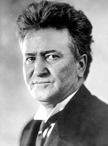 Robert La Follette elected into Senate
