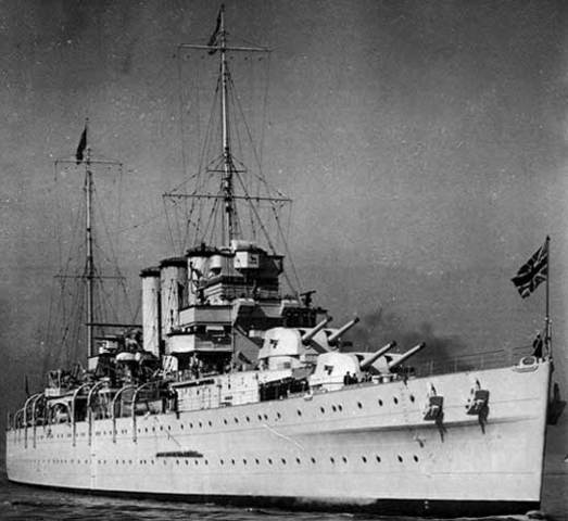 German U Boat firing on the Frech ship, Sussex