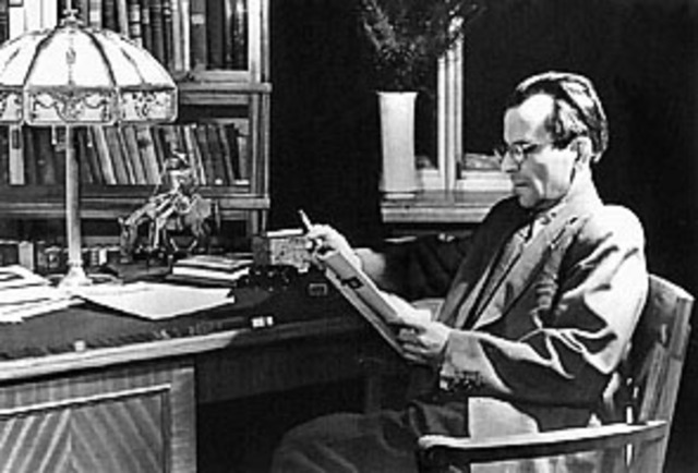 С.А.Лебедев создал аналоговую вычислительную машину для решения системы обыкновенных дифференциальных уравнений.