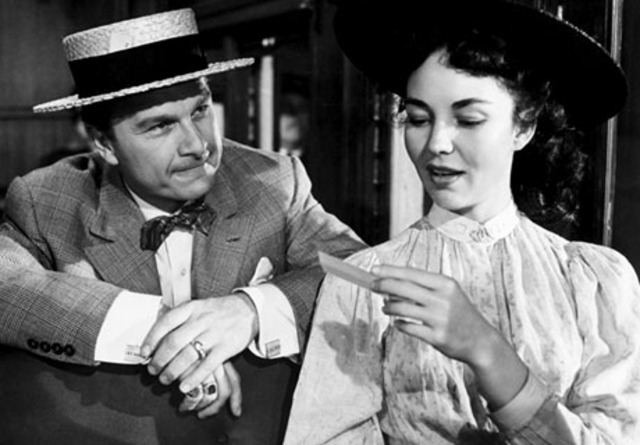 Theodore Dreiser publishes Sister Carrie