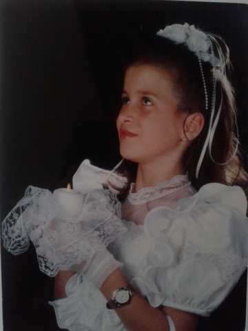 Ana hace la primera comunión.