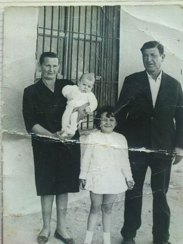 Flora, Mari y sus padres
