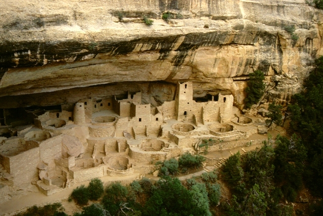 Anasazi build cliff cities at Mesa Verde, Colorado