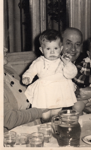 Nace mi tía Consuel,la hija mayor de mis abuelos