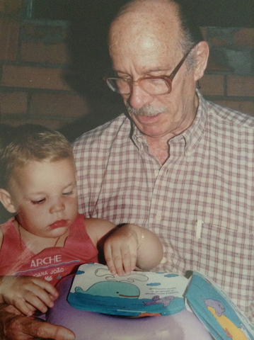 Meu avô me incentivando a ler