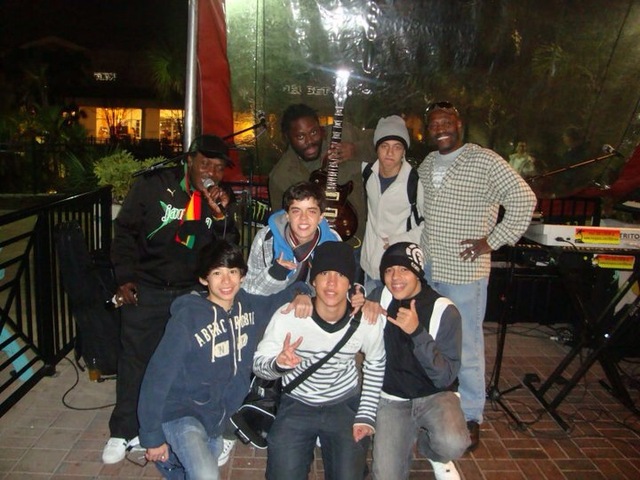 Em 2011, viajou pela primeira vez para fora do país com seus amigos