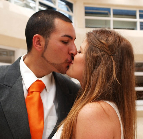 EMPIEZA A SALIR CON SU NOVIA ANDREA