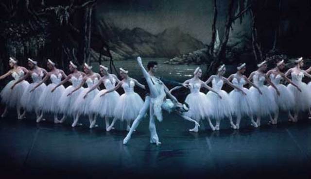Ballet Lago dos Cisneis