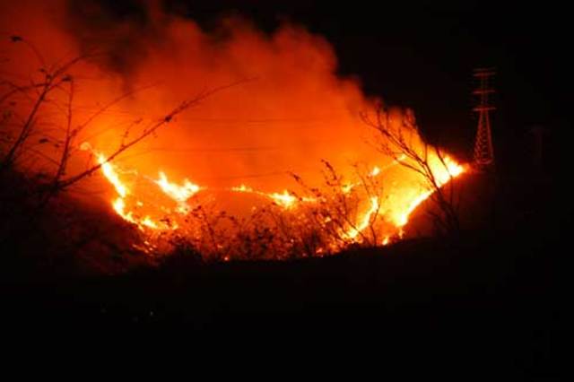 Morelos ordena Incendiar Acapulco.