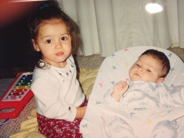 Mi hermana nació en 1998.