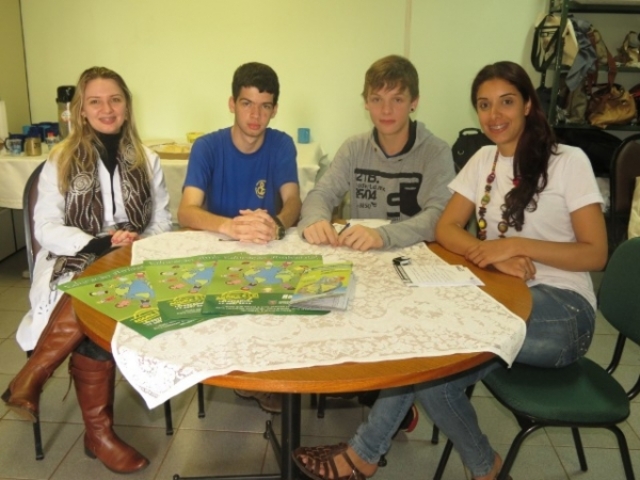 ALUNOS DO COLÉGIO ESTADUAL OLINDA TRUFFA DE CARVALHO PARTICIPAM DO XIV ENCONTRO PARANAENSE DE EDUCAÇÃO AMBIENTAL