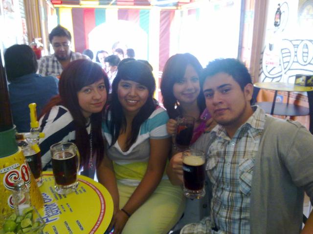Con mis amigos en el bebechelas XD