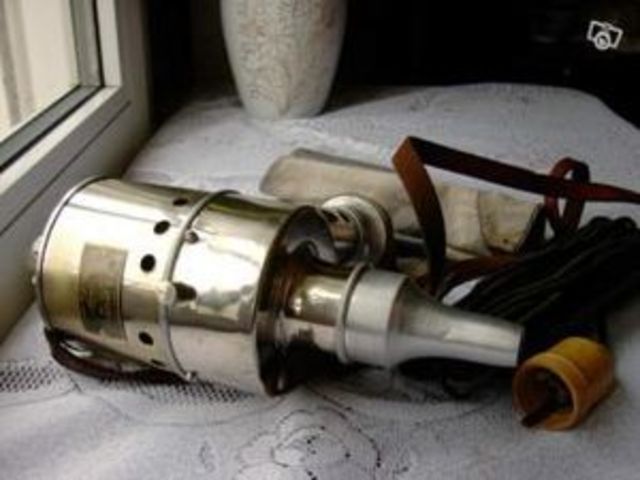 ancêtre de l'aspirateur inventé à Chicago en 1869 par Ives W. McGaffey1.