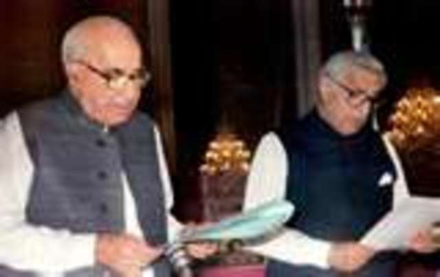 President Ghulam Ishaq Khan and Prime Minister Nawaz Sharif resign under pressure from military