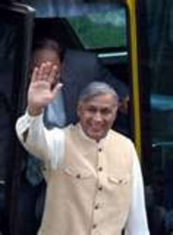 Shaukat Aziz becomes prime minister