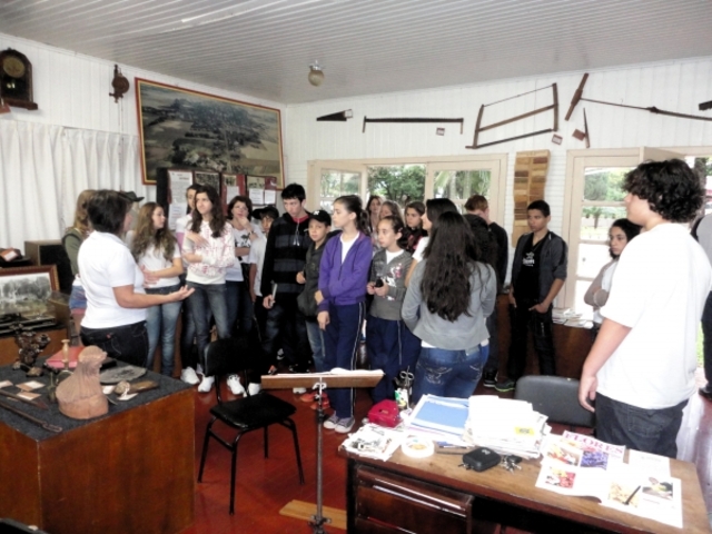 ALUNOS DE MEDIANEIRA VISITAM FEIRA DO PEQUENO PRODUTOR E MUSEU EM MISSAL