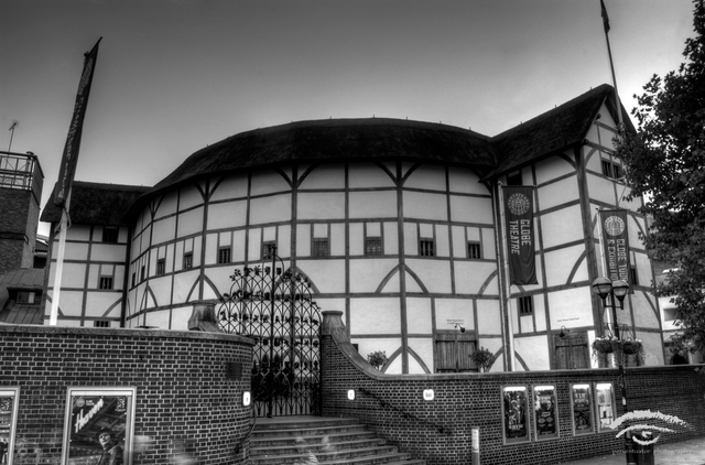 the Globe Theatre is built in London