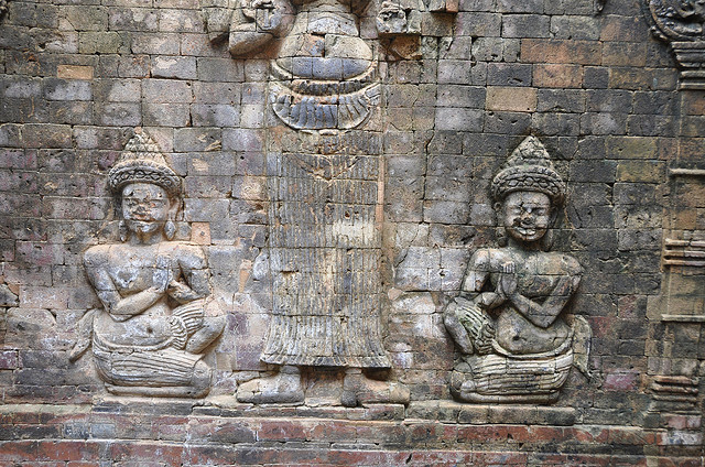 Harshavarman I reigns.