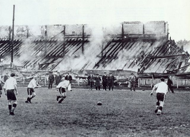 Die Haupttribüne brennt.