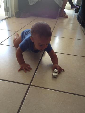 Empezaste a gatear para agarrar tus carritos.