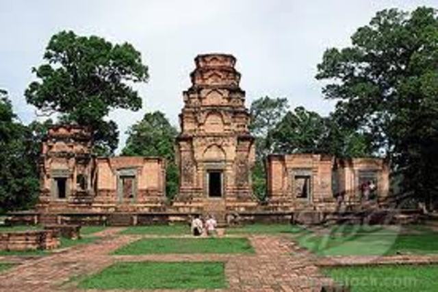 Harshavarman I reigns.