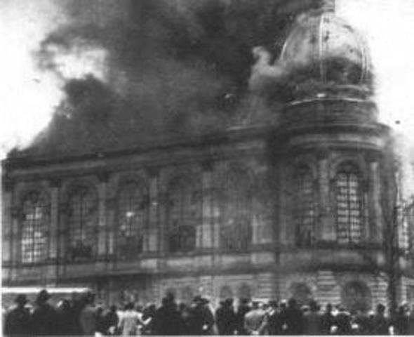 Nazis destroy the synagogue in Nuremberg