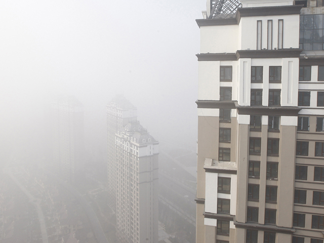 Una densa neblina de contaminación cubre ciudades de China